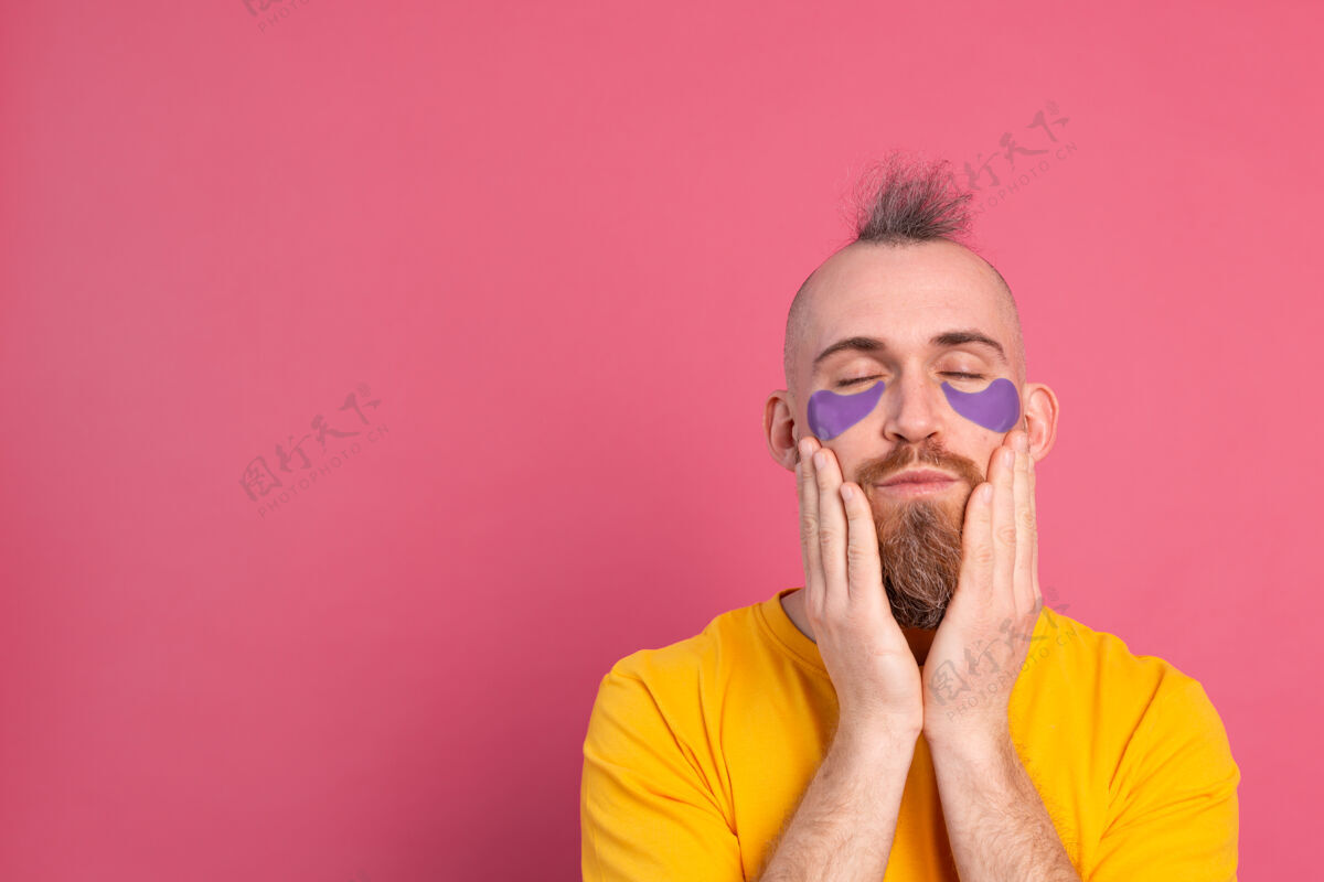 过程欧洲帅哥 留着胡子 穿着黄色t恤和紫色眼罩 戴着粉色眼罩皮肤清洁男人
