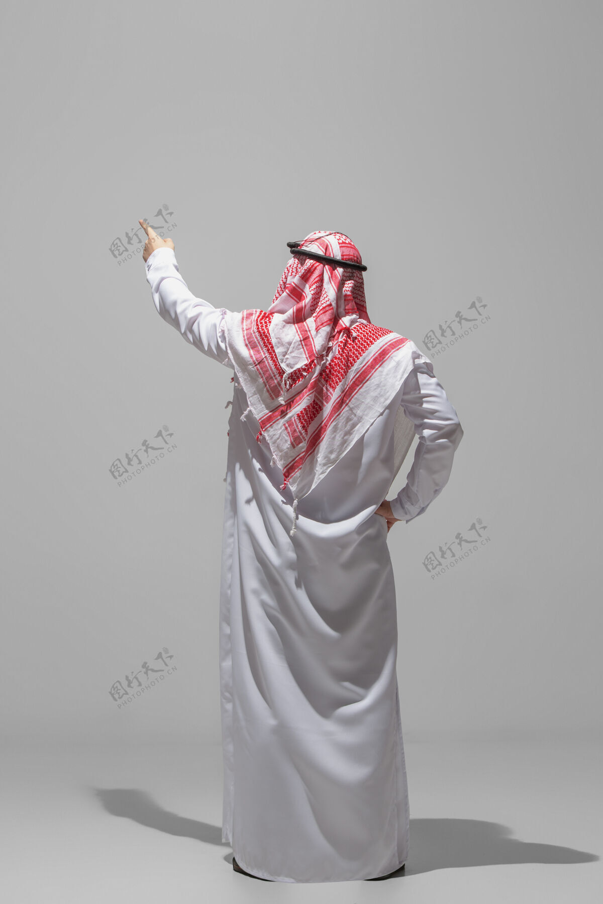 面纱一个阿拉伯人在灰色的工作室里摆好了背影西装成功沙特