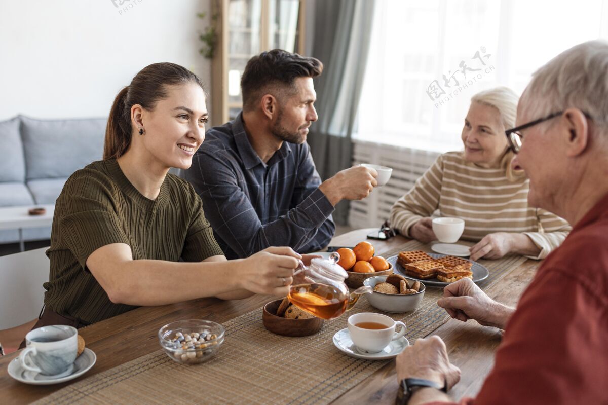 社会把家人关在桌子上家庭室内老年人
