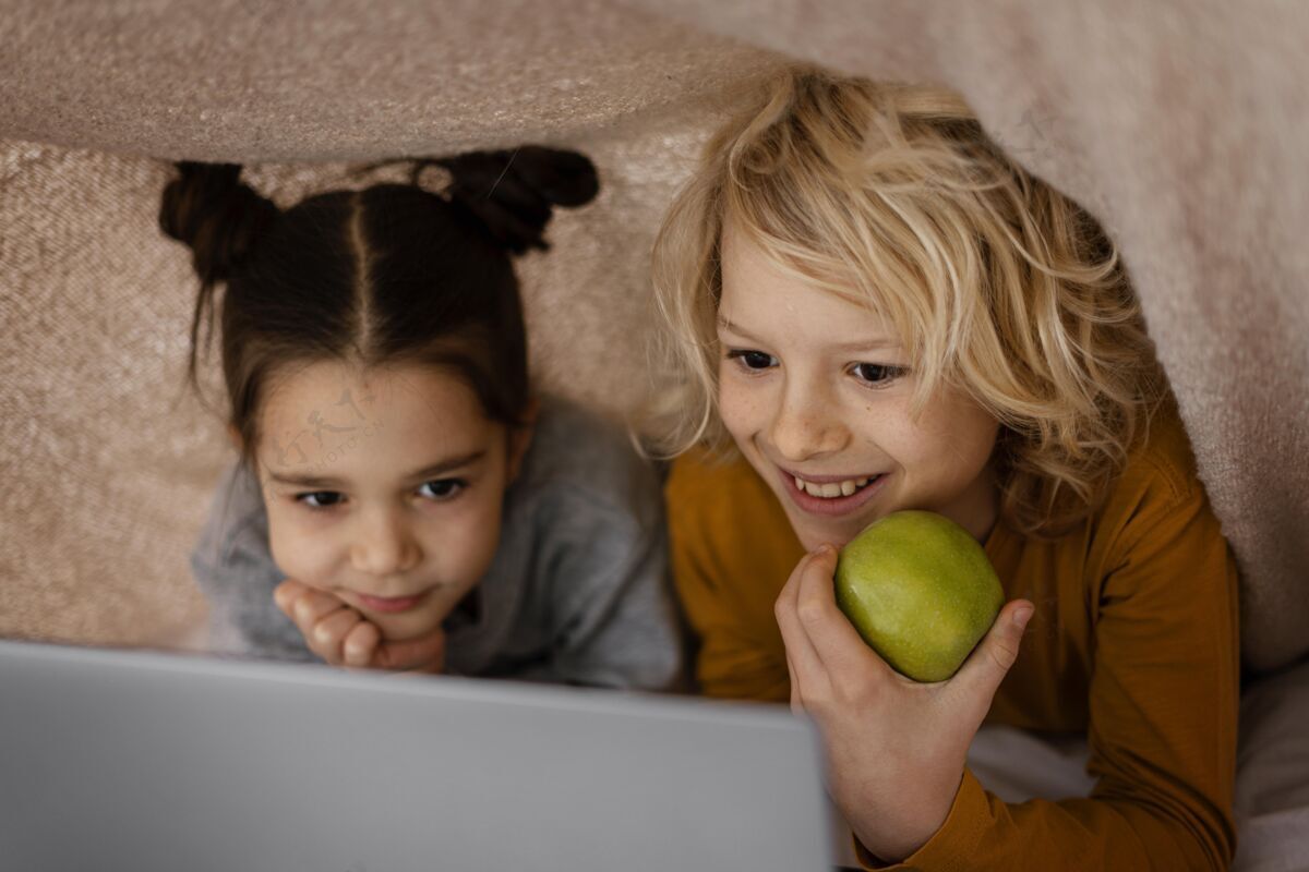 房子兄弟姐妹在笔记本电脑上看视频设备苹果小玩意