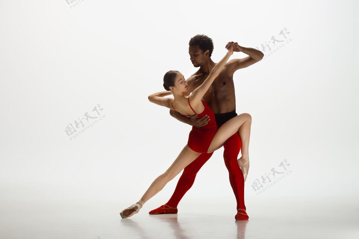服装优雅的经典芭蕾舞演员在白色的墙壁上跳舞…优雅 艺术家 动作 动作和运动概念赤脚移动男人