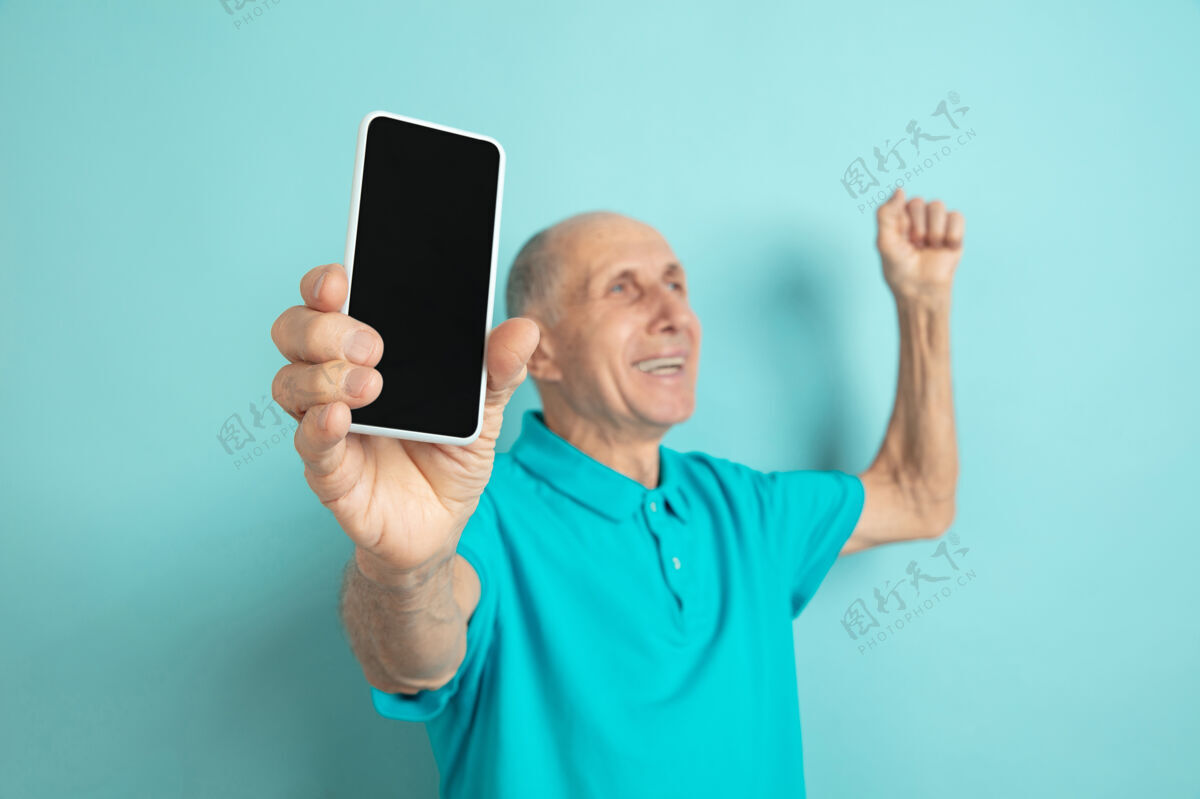 衬衫显示空白手机屏幕蓝调工作室高加索老人的肖像健康男性公司