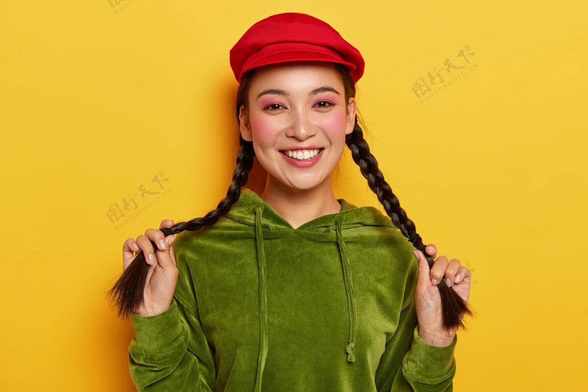 乐观韩国容貌娇媚的年轻女子 喜怒无常 手挽两条辫子胭脂亚洲人真诚