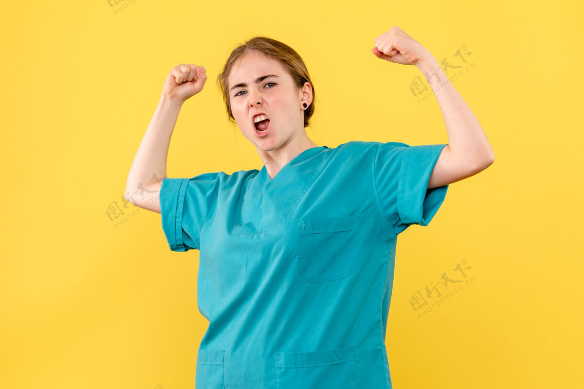 男正面图黄色背景上的女医生欢呼雀跃卫生院彩色病毒医院人肖像