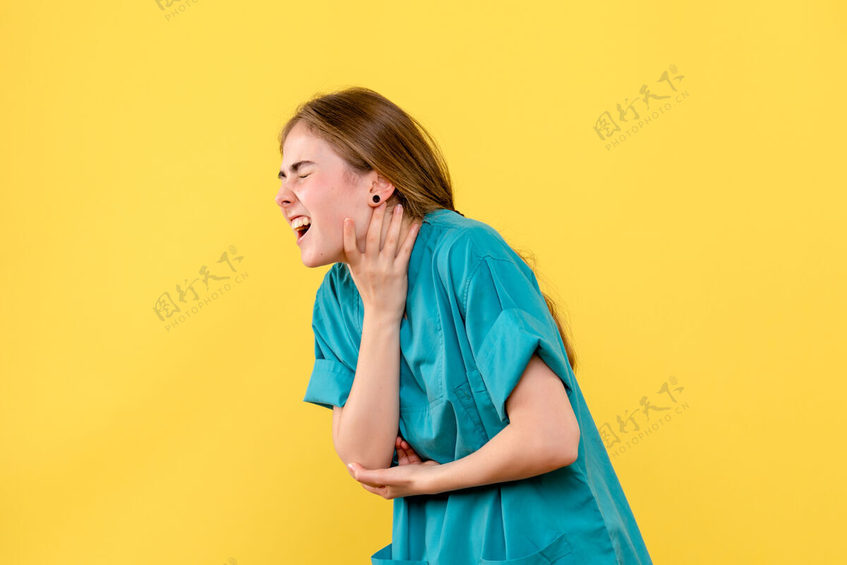 医学黄色背景上有喉咙痛的女医生保健院情感人酸痛情绪