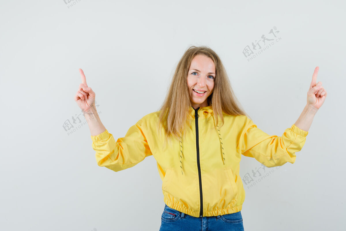 性感穿着夹克的金发女郎 牛仔裤朝上 看起来很快乐 漂亮健康指向