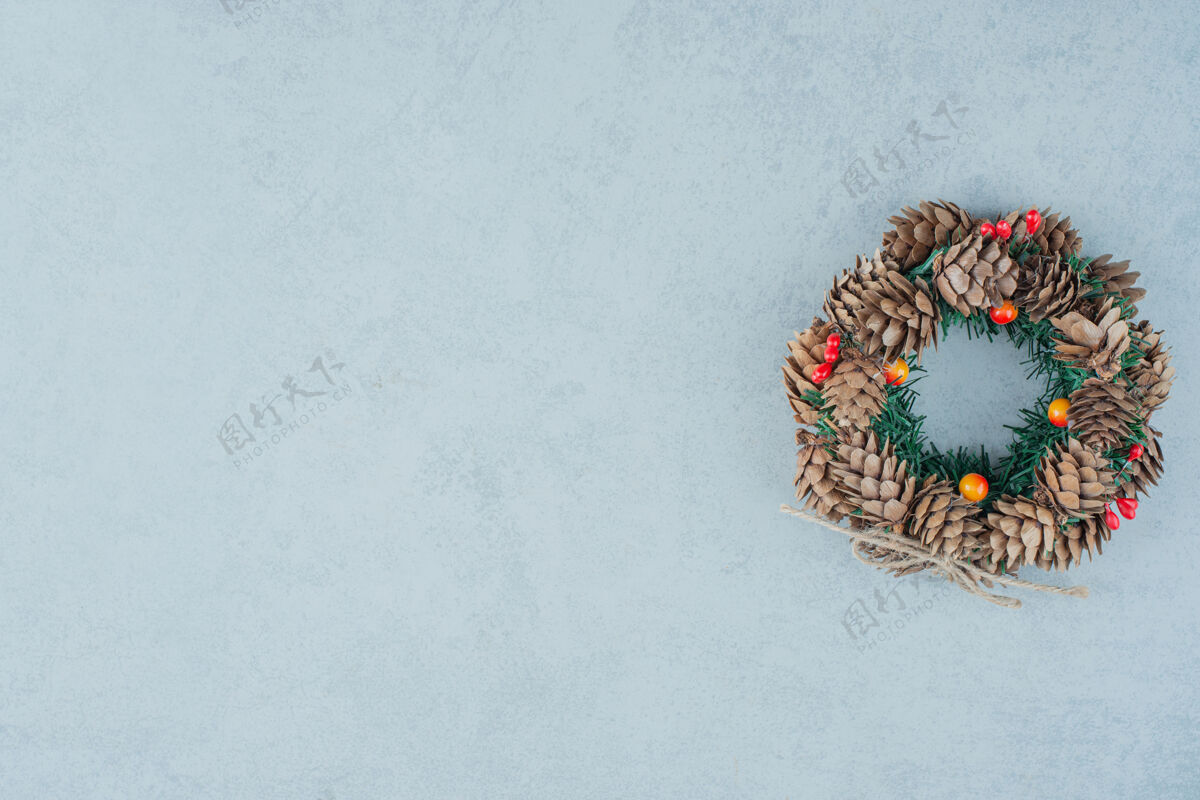 圣诞松果一个圣诞花环从松果在大理石背景高品质的照片树圣诞花环花环