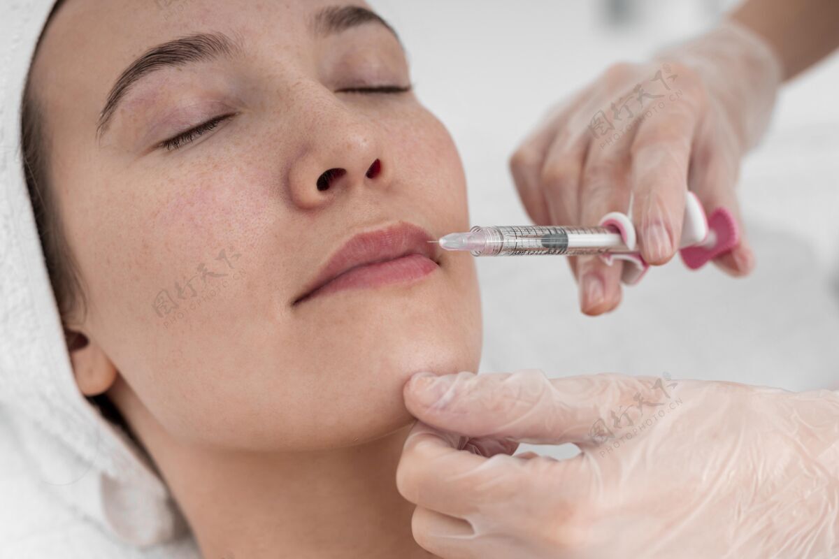 美容院美容师为女性客户做填充物注射治疗女人注射