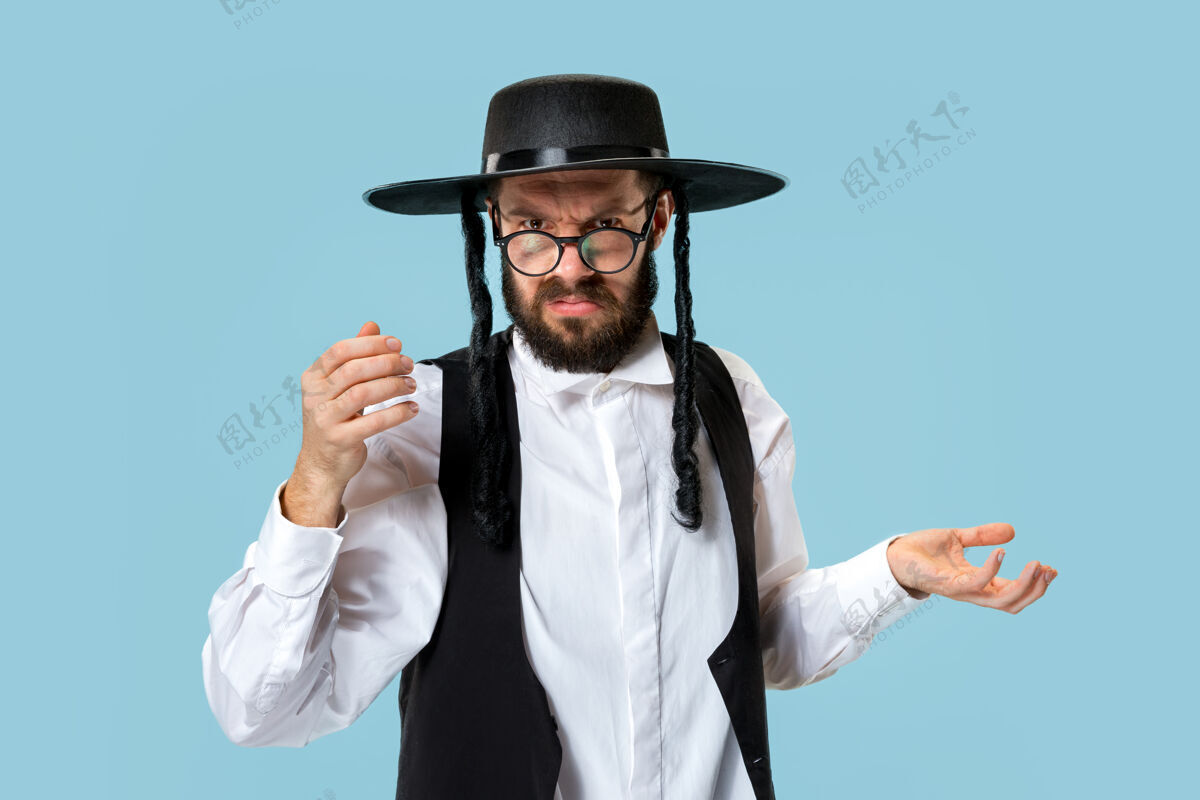 宗教一位年轻的东正教犹太男子在普赖姆节期间的画像帽子年轻祈祷