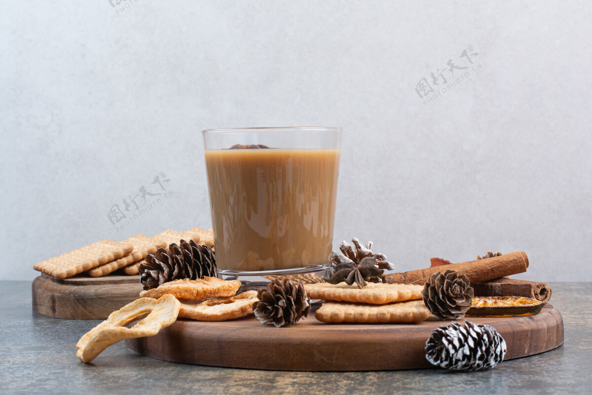 咖啡一杯咖啡 配饼干和松果 放在木盘上高质量的照片杯子芳香杯子