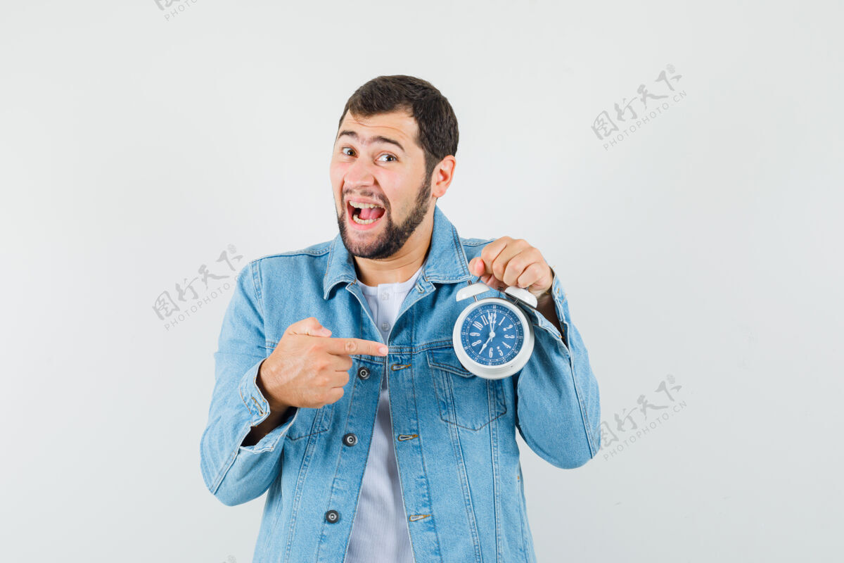指向复古风格的男士夹克衫 t恤衫指着时钟 看起来很高兴 正面视图高兴手表经典