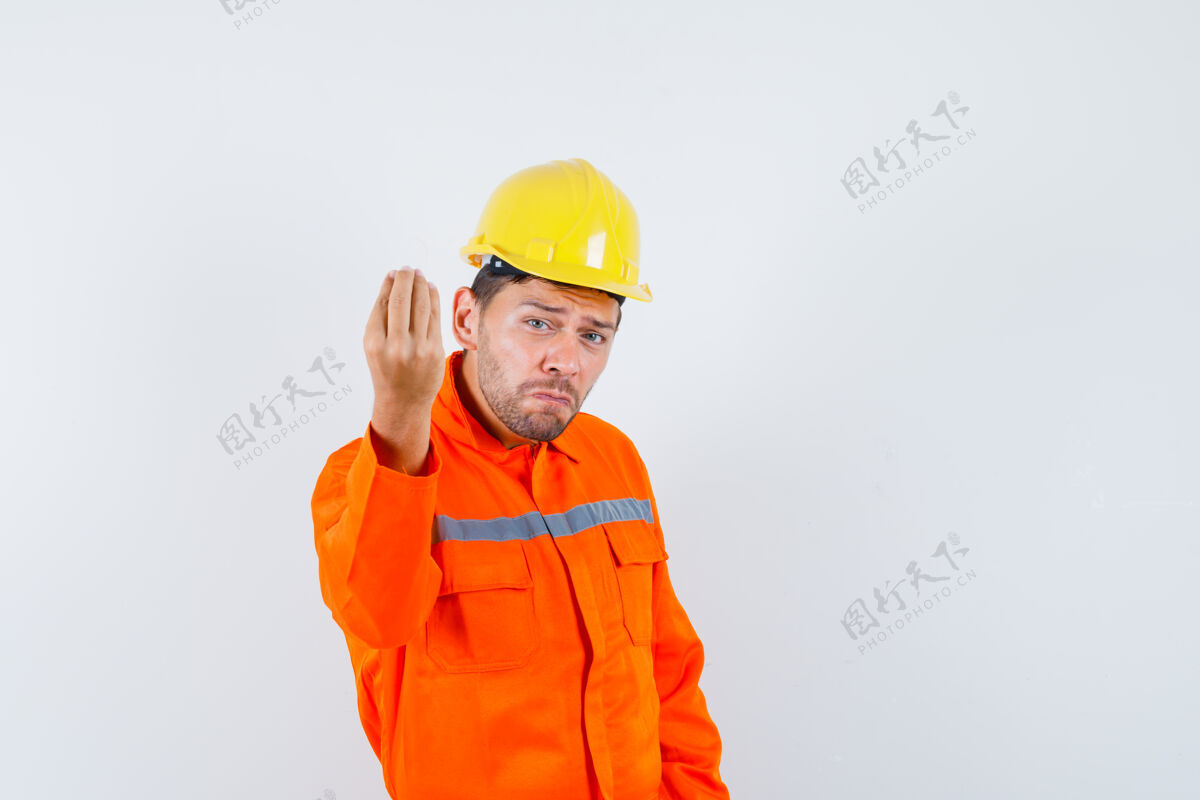 承包商建筑工人在做意大利手势 对制服 头盔 前视图中的愚蠢问题感到不满土建经理工业