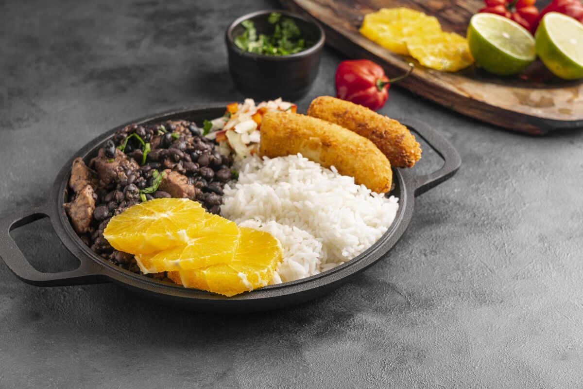 菜肴高角度美味的巴西菜与橙色食物膳食传统
