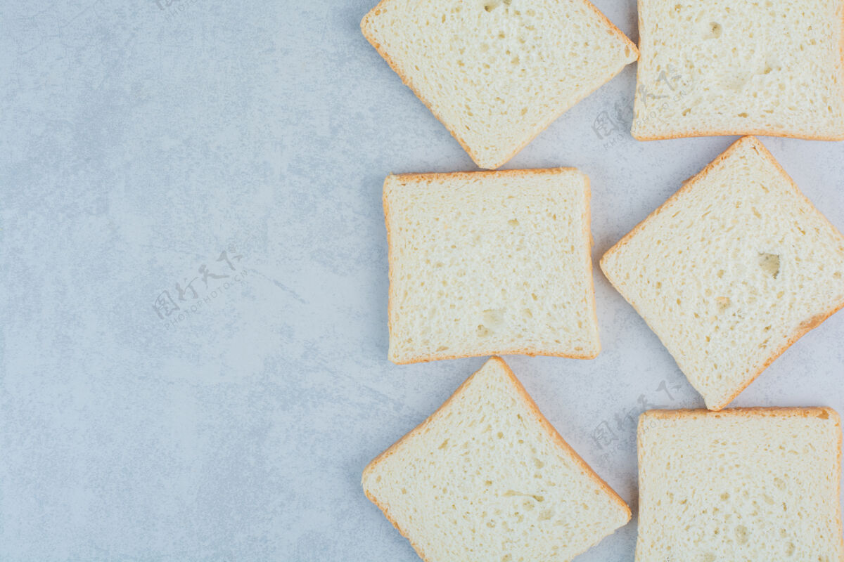 形状在大理石背景上烤面包片高质量的照片正方形吐司食品