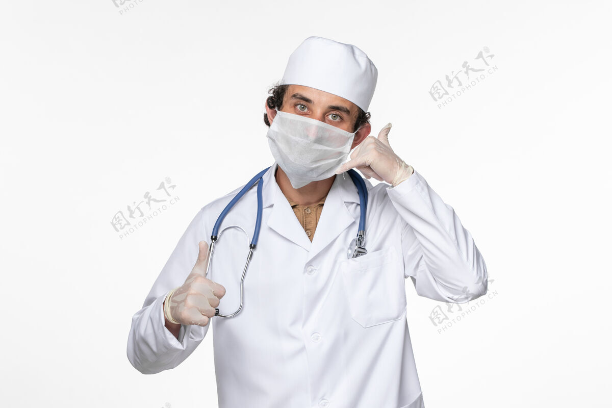 正面正面图男医生穿着医疗服 戴着无菌口罩 以防白壁病毒上冠状病毒大流行疾病穿戴面罩外套