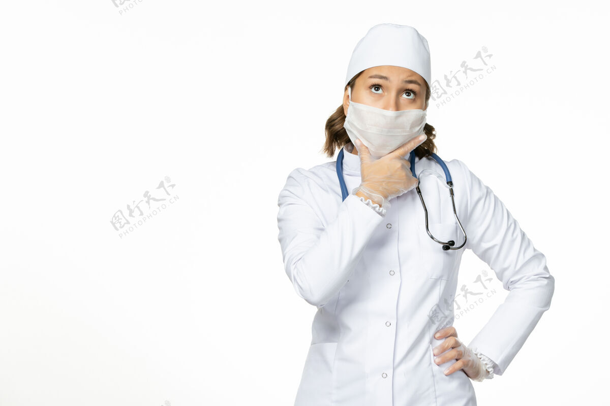 到期因冠状病毒和思考白墙大流行病毒疾病冠状病毒 身穿白色医疗服 戴着口罩的女医生女性面具护士