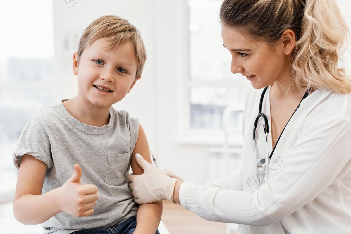 医生特写儿科医生给孩子打疫苗职业职业健康