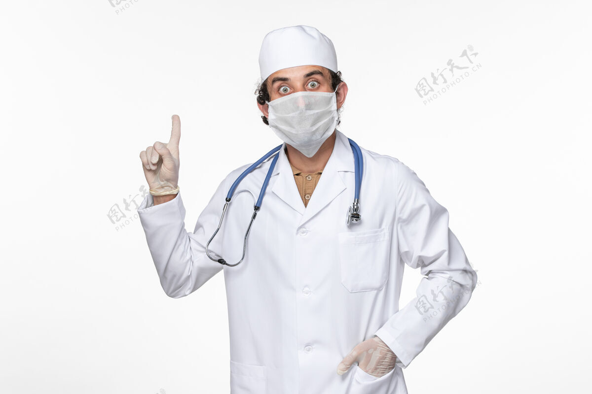 外套正面图男医生穿着医疗服 戴着无菌口罩 以防白壁病毒冠状病毒大流行疾病视图冠状病毒医生