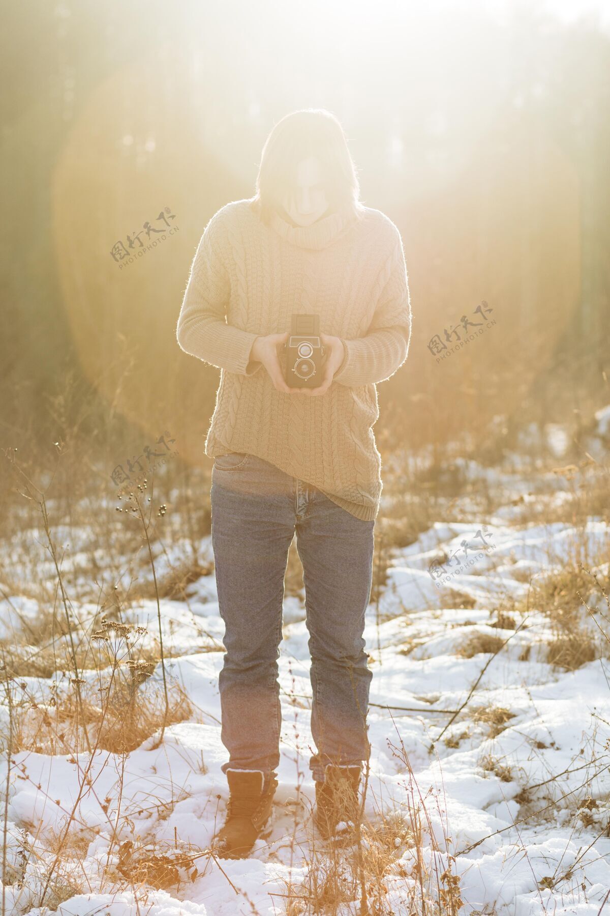 相机男模特用的是复古相机男人成年人冬天