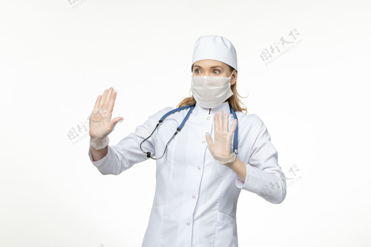 听诊器正面图女医生身穿医疗服戴口罩因白壁病毒冠状病毒-大流行性疾病专业疾病药品