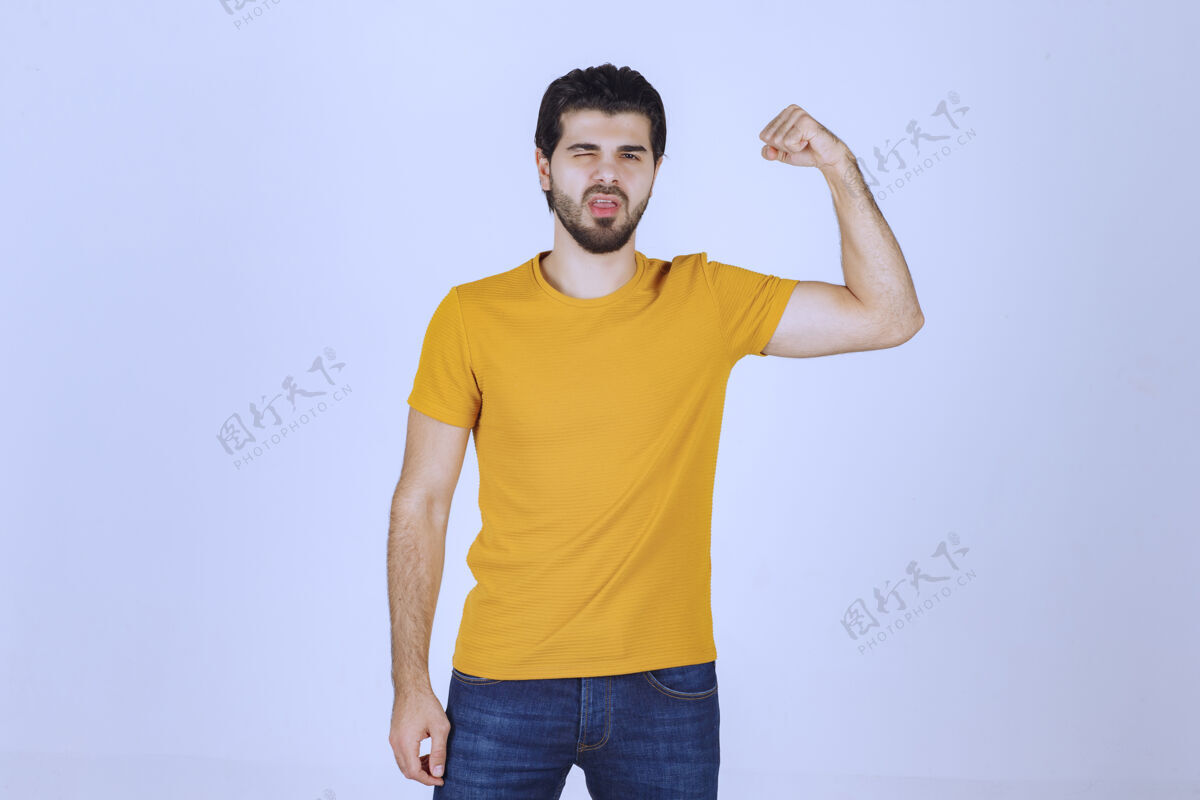 成功男人展示他的手臂肌肉和感觉强大人体模型年轻交易