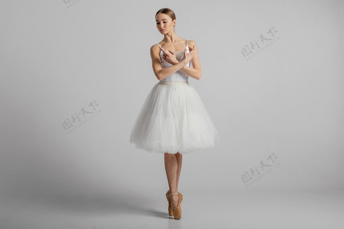 芭蕾舞演员芭蕾舞演员摆姿势与尖头鞋全镜头流动性芭蕾舞艺术家