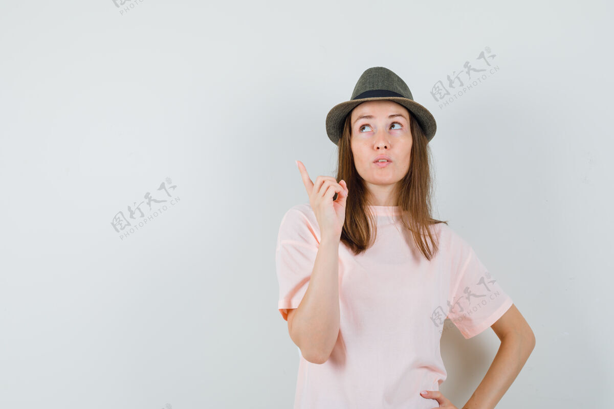 快乐年轻女性 穿着粉色t恤 戴着帽子 面带专注前视图女人民族休闲