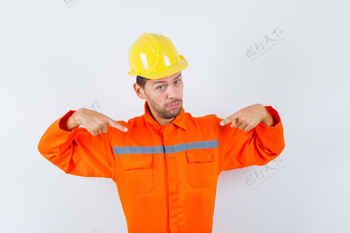 职业穿着制服的建筑工人 头盔指着自己 看上去很自信 正对着前方建筑师经理工头