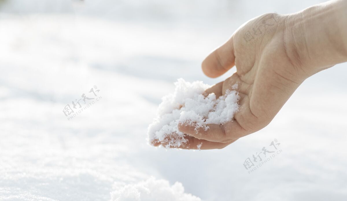 手男模手在冬天男人白种人雪