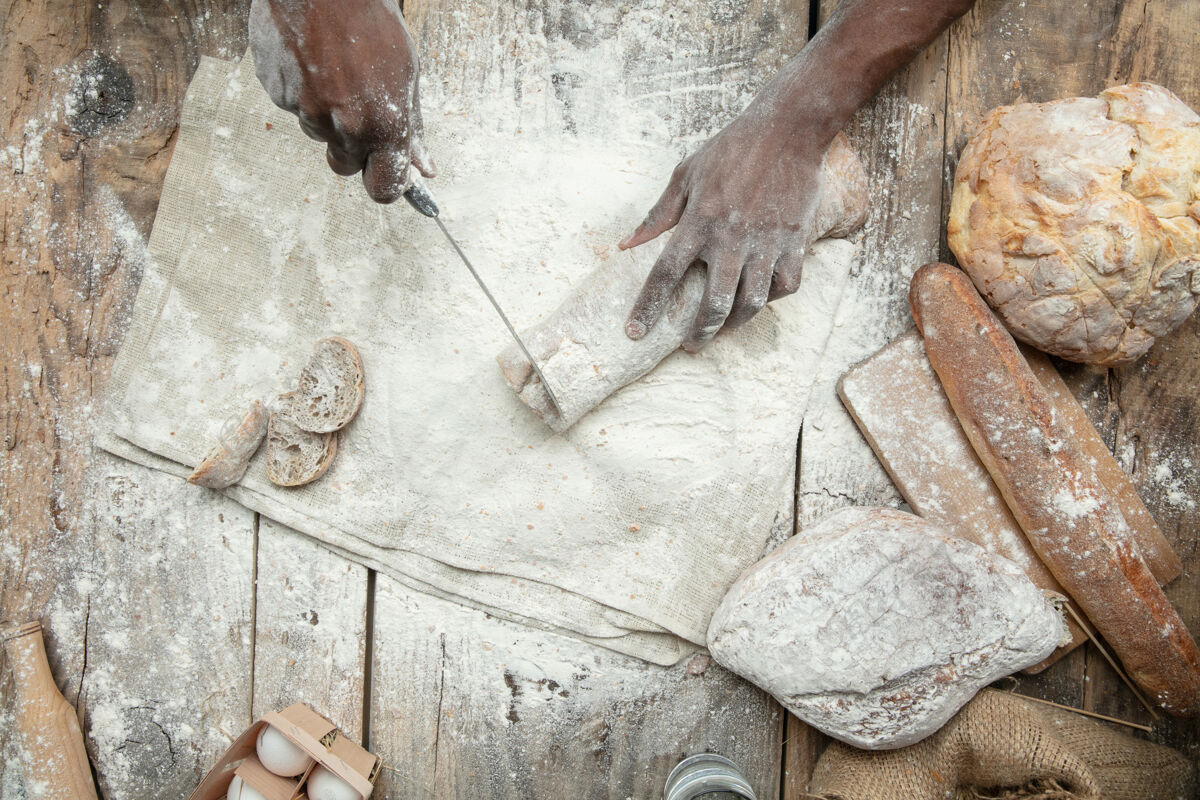 面包非洲裔美国人的俯视图 他在木桌上烹调新鲜的谷类食品 面包 麸皮美味可口 营养丰富 手工制作有机刀卡路里