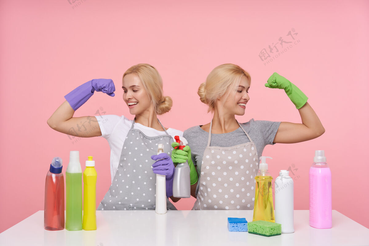 漂亮年轻的金发可爱的主妇们戴着橡胶手套准备春季大扫除清洁剂头发家务