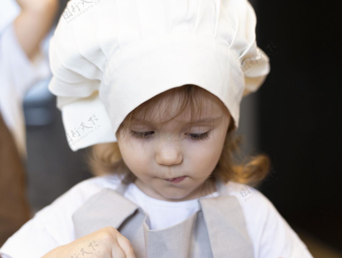 特写特写穿着厨师服的小孩孩子儿童室内