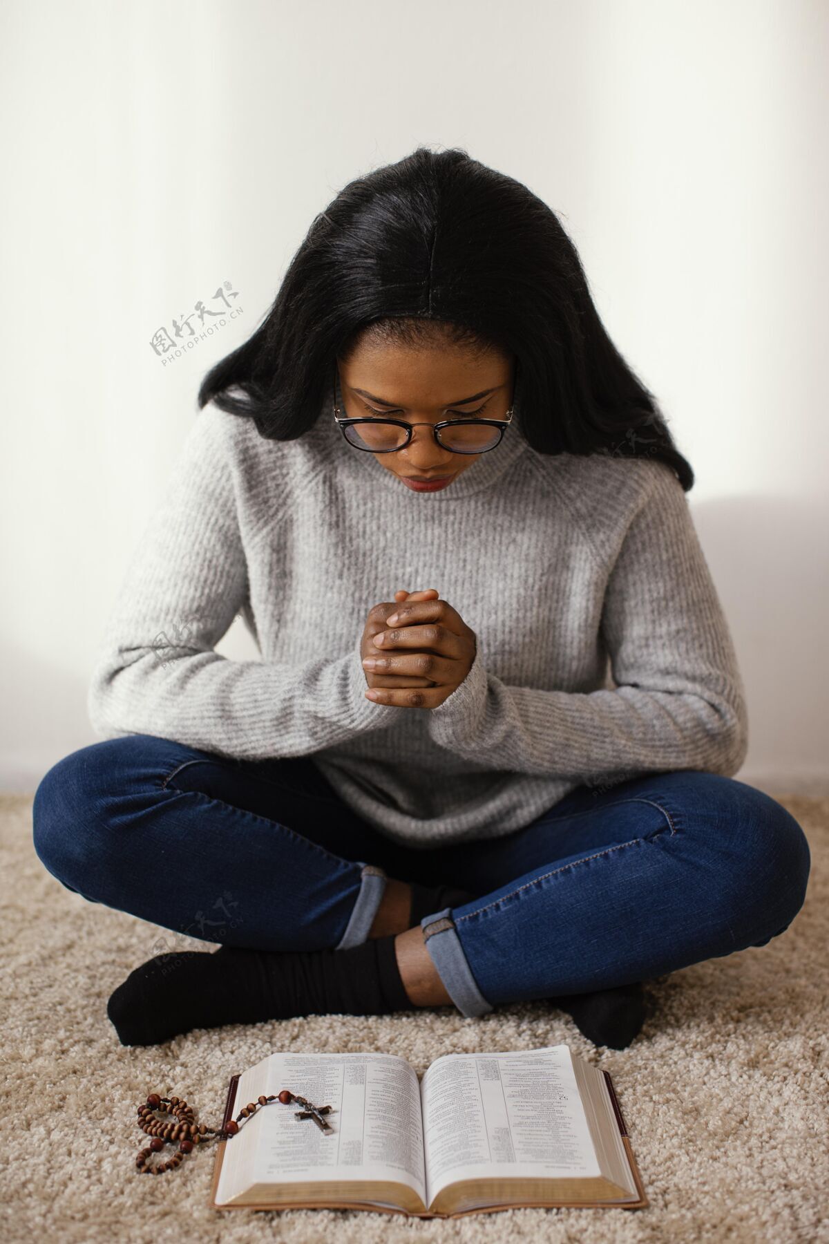 崇拜女人在室内读圣书祈祷沉默希望