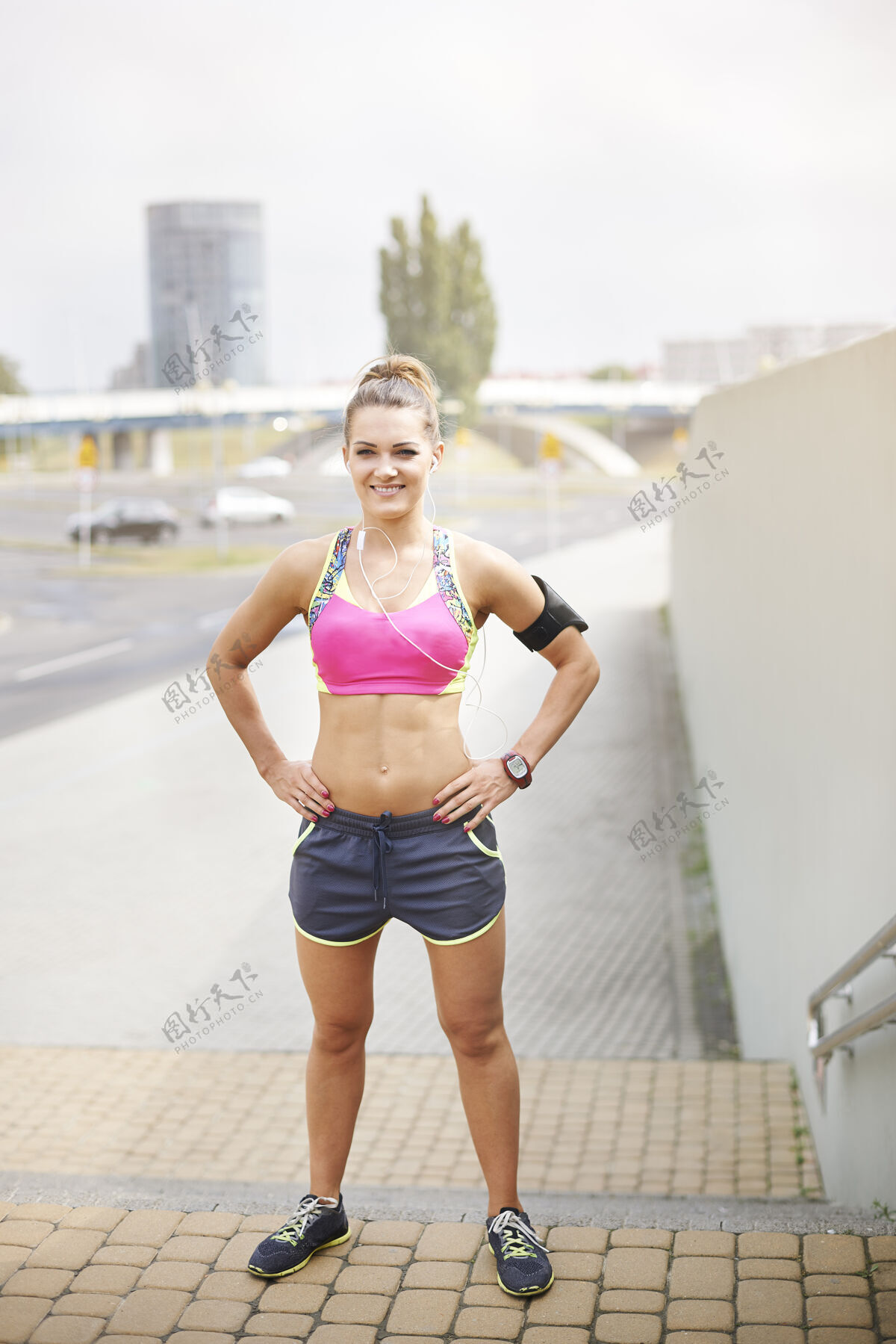 健身房户外运动的年轻女子站在台阶上的慢跑女子的画像女人站立运动胸罩