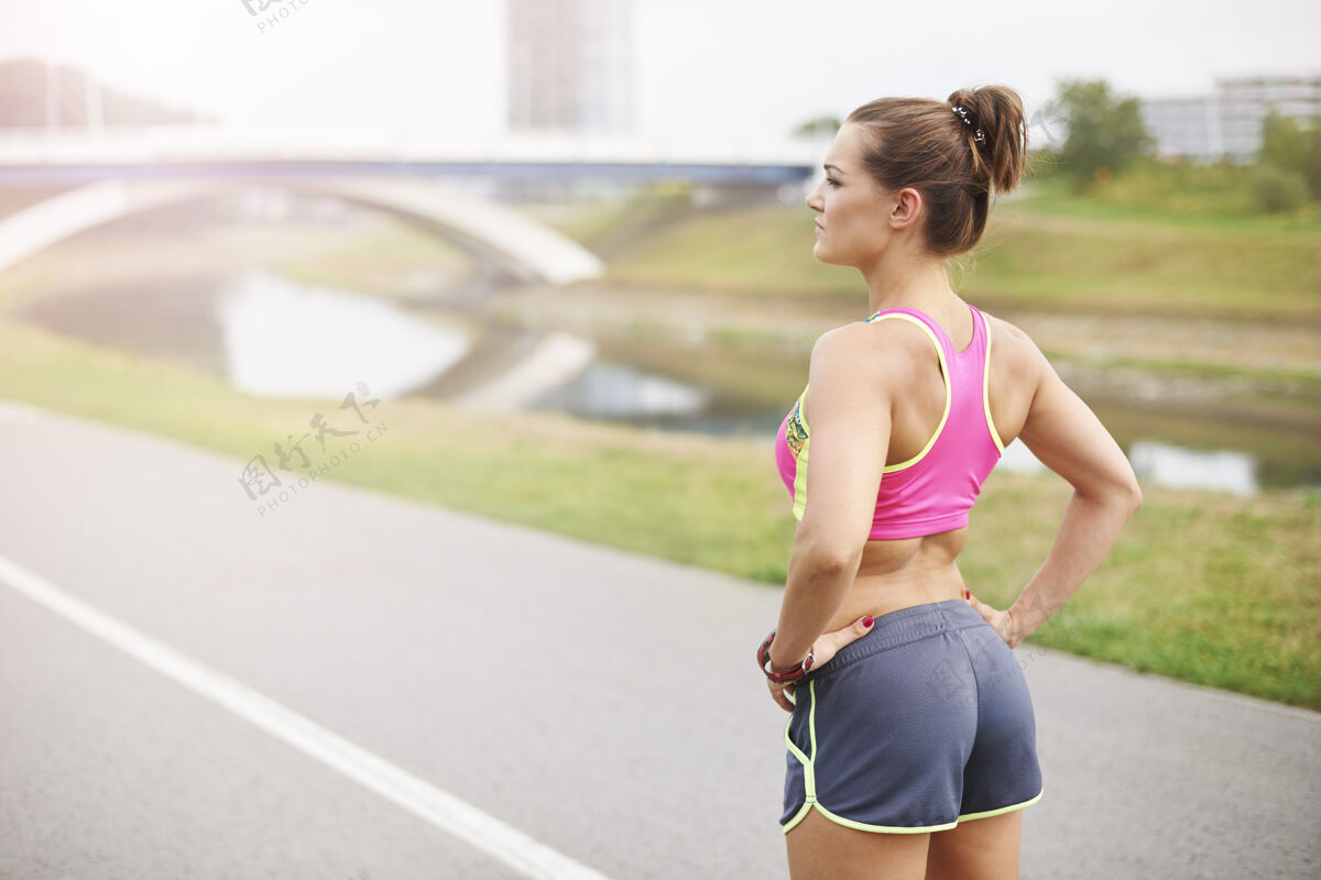 准备年轻女子户外运动深呼吸 她准备慢跑健身房跑步私人教练