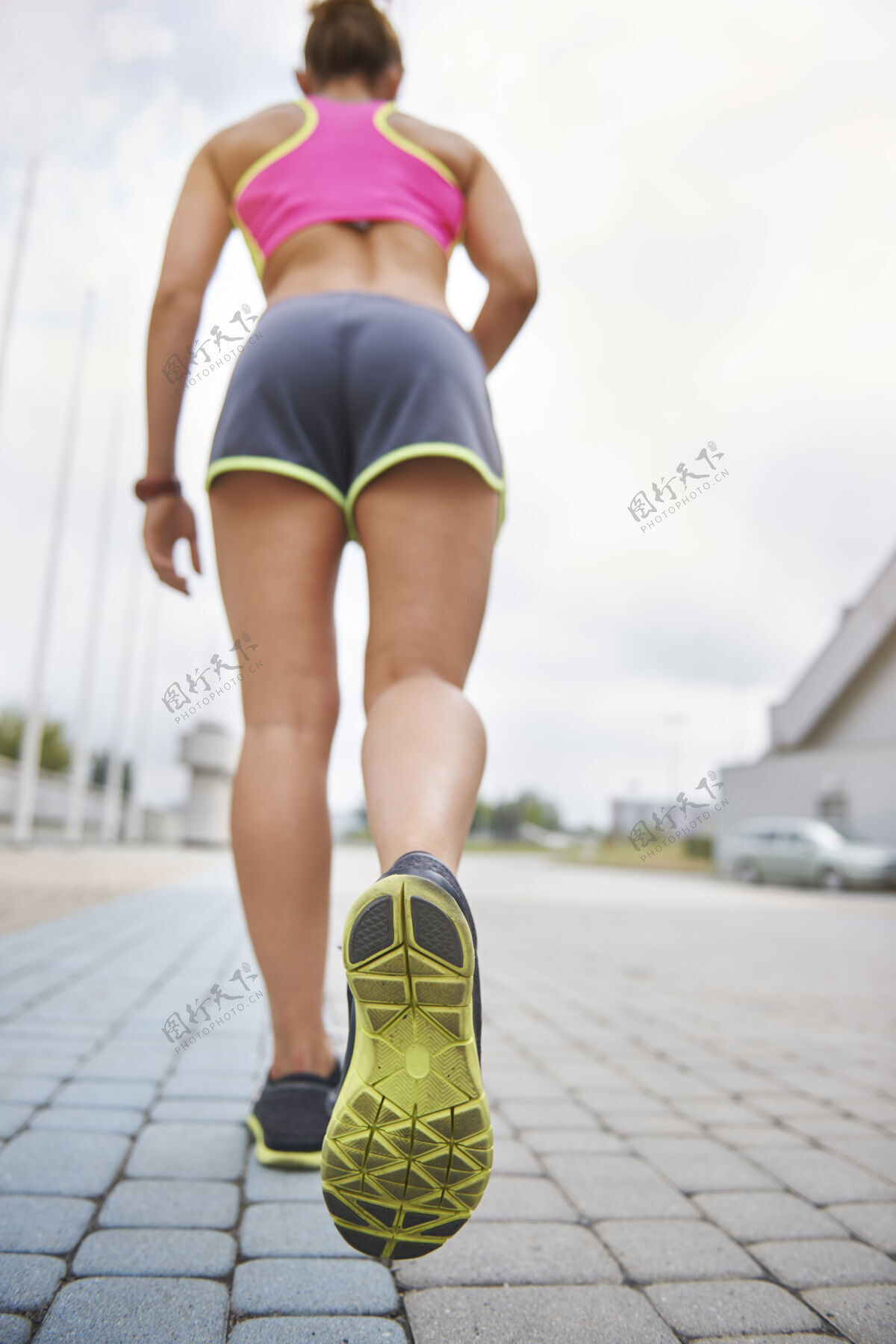 人体在户外锻炼的年轻女子这个女子跑步时耐力很强热身不可识别的人运动员