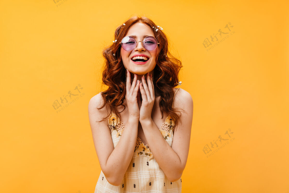 女士穿着格子上衣的迷人女人笑了戴着淡紫色眼镜的红发女人的照片华丽眼睛肖像