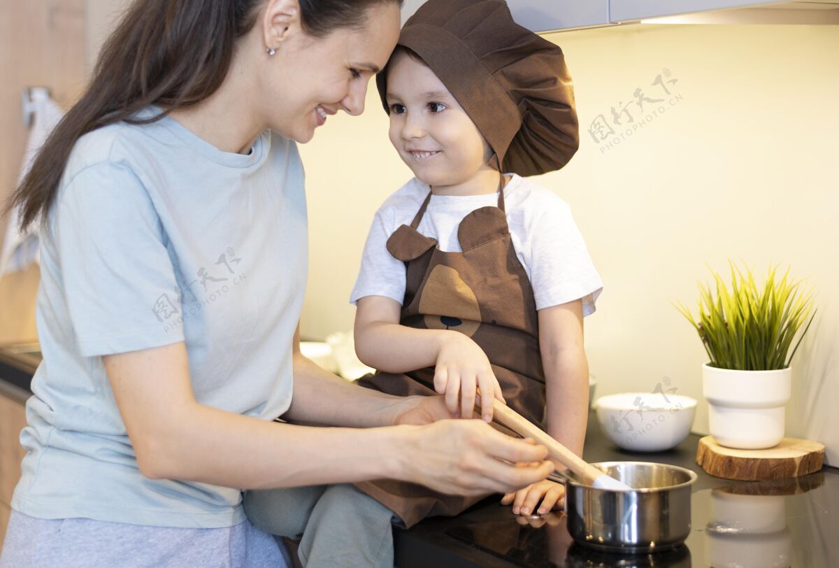 食物特写妈妈和孩子做饭家庭在家里儿童