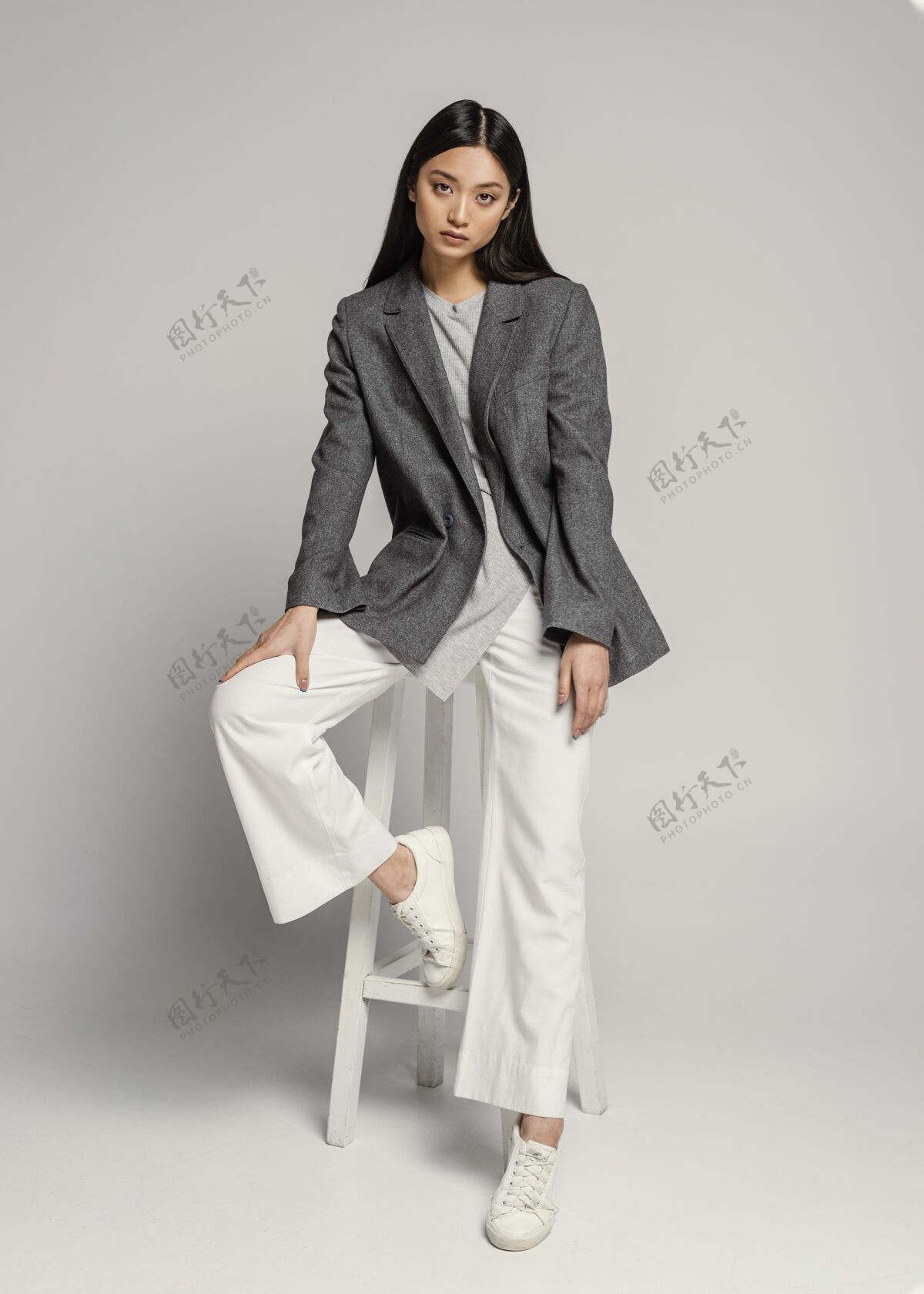女士一个穿着夹克的年轻日本女人亚洲人椅子模特