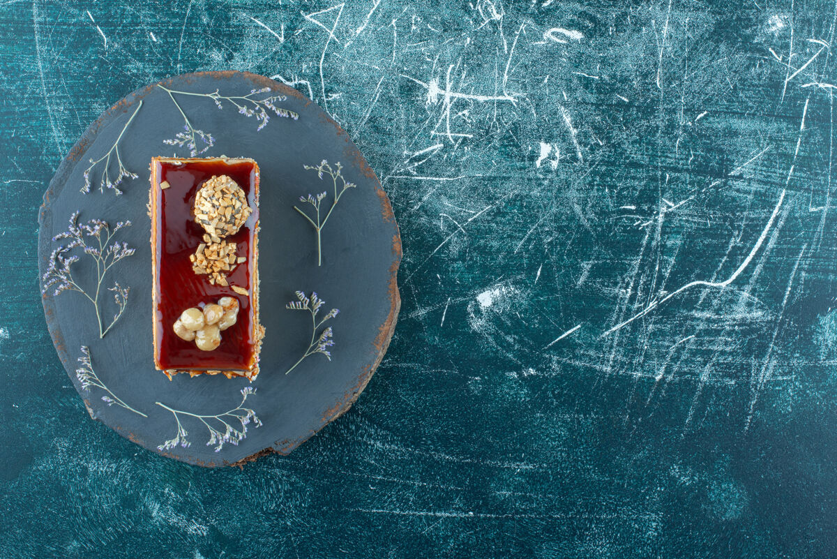派一块美味的核桃蛋糕在盘子里高品质的照片美味甜食盘子