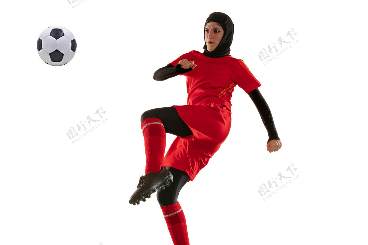 训练阿拉伯女子足球或足球运动员 背景为白色工作室年轻女子踢球 训练 运动和动作练习女子足球动作