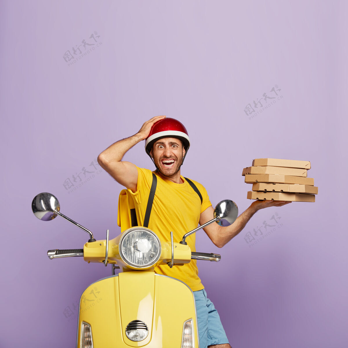 摩托车垂直拍摄的恐惧送货员驾驶黄色踏板车 而持有比萨饼盒驾驶工人披萨