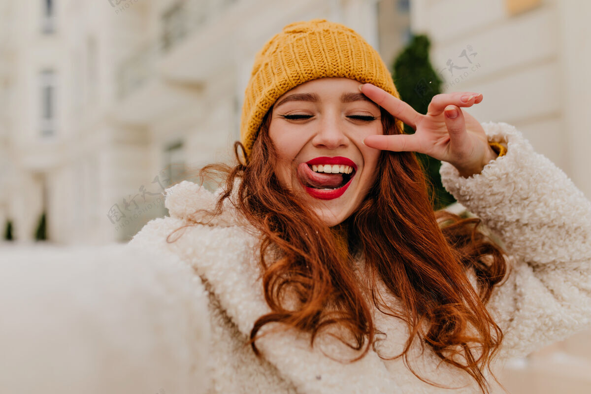 女性微笑的神奇女孩享受冬天的户外照片迷人的姜女模特自拍兴奋微笑雪