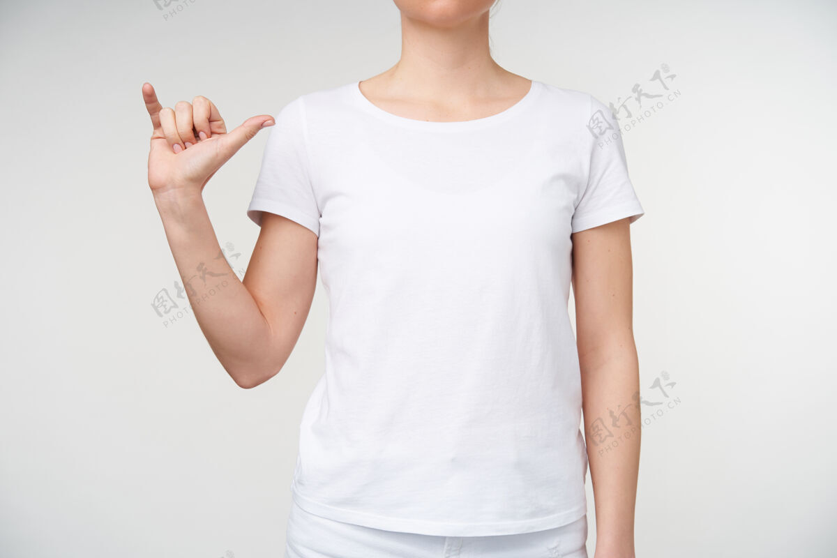 符号一张横幅照片 年轻女子穿着休闲服 手举着 手语上显示字母y 隔离在白色背景上成人符号皮肤白皙