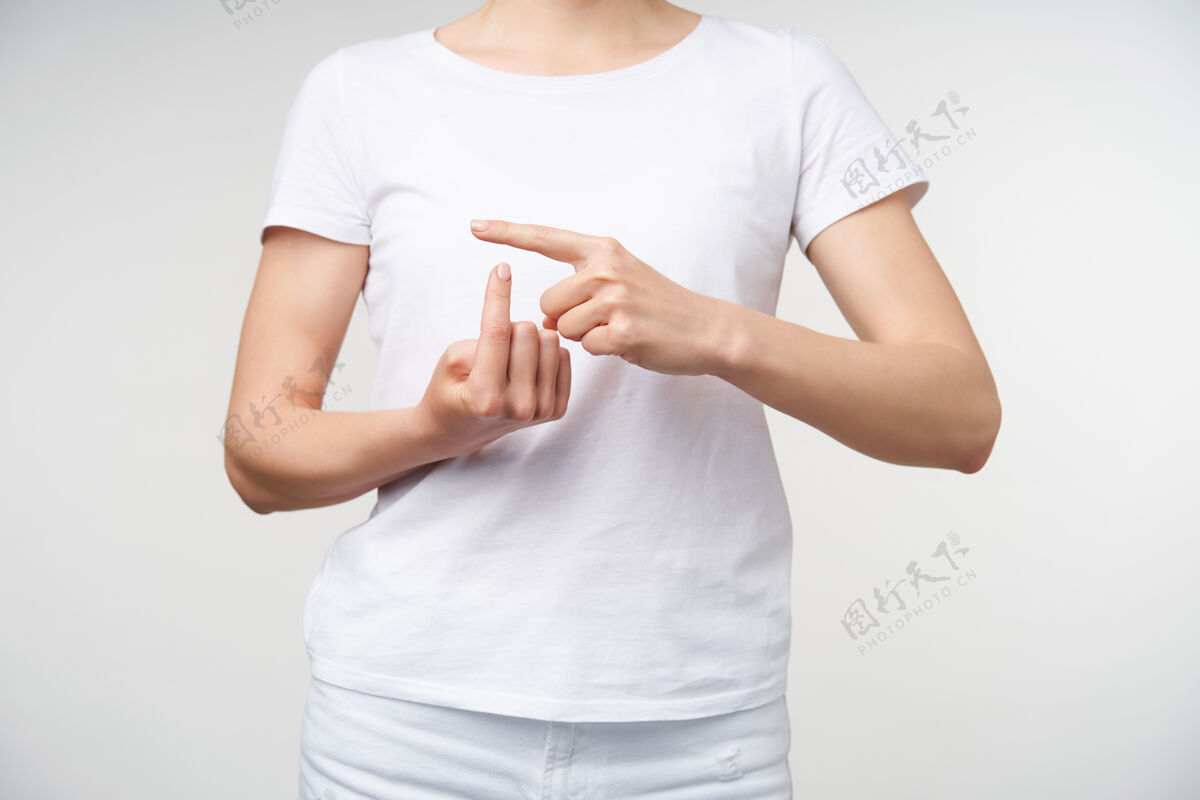 年轻年轻女子的手显示食指特写 而中庸的字翻译 而站在白色背景手势的人有听力障碍翻译室内女人