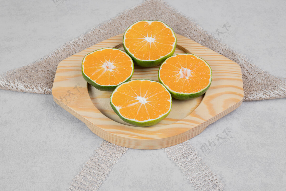 柑橘新鲜的橘子片放在木板上高质量的照片有机天然酸味