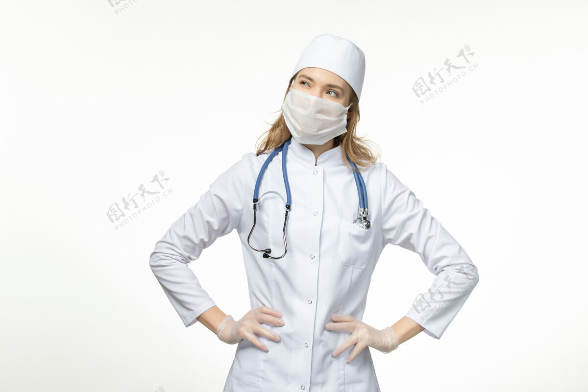 防护正面图年轻女医生穿着医疗服戴着防护口罩由于白色表面有冠状病毒正面穿戴医生