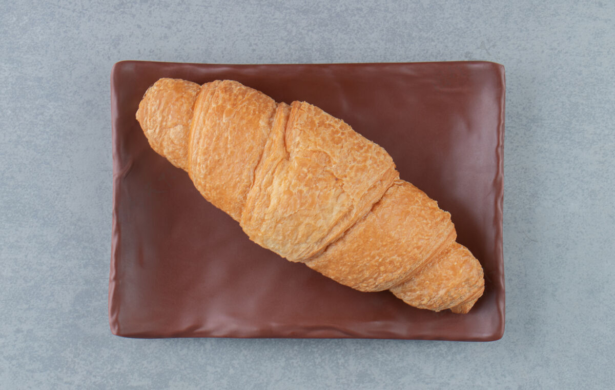 巧克力美味的羊角面包放在盘子里 大理石背景上高质量的照片甜食配料牙粉