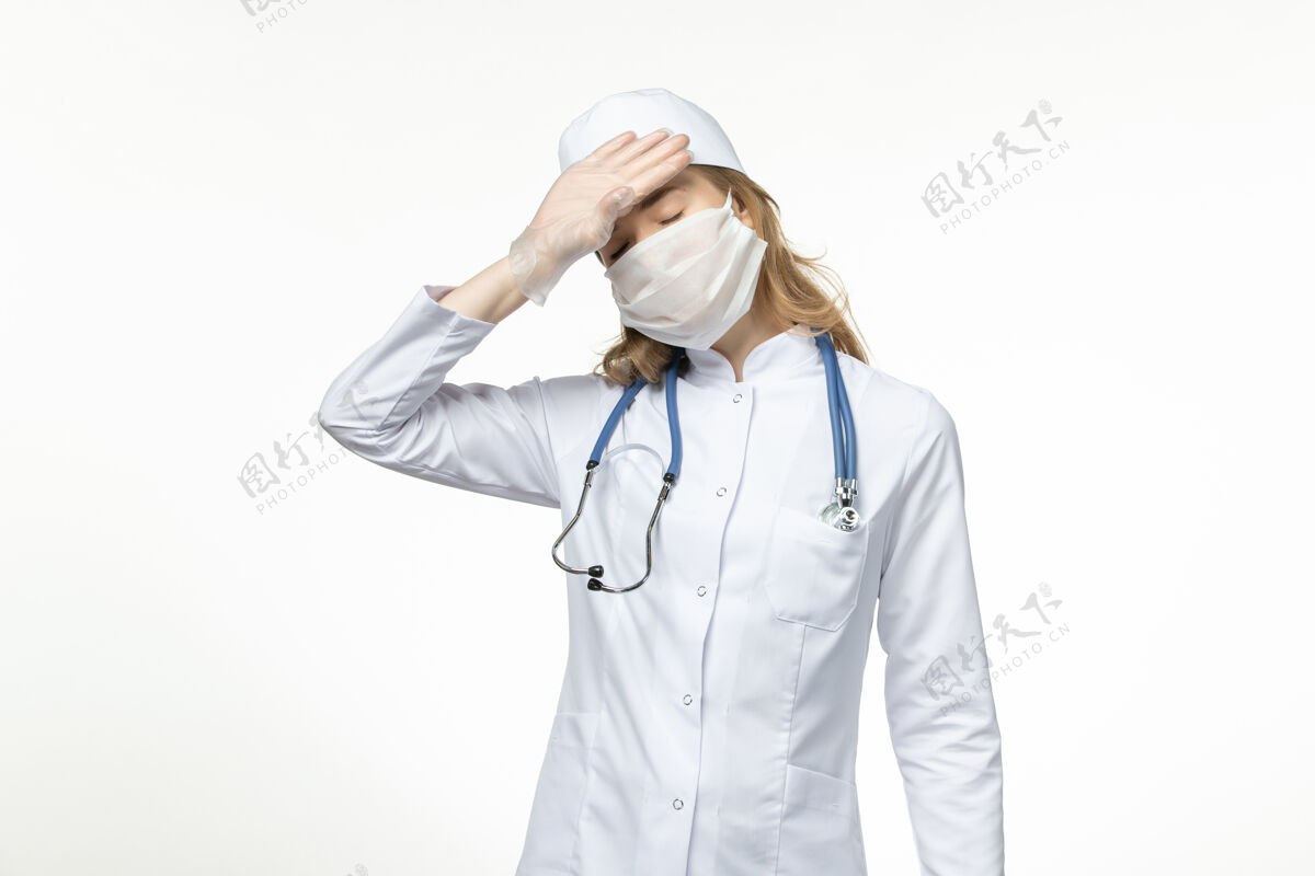 正面正面图年轻女医生戴防护无菌口罩因白色表面有冠状病毒药品医疗病毒
