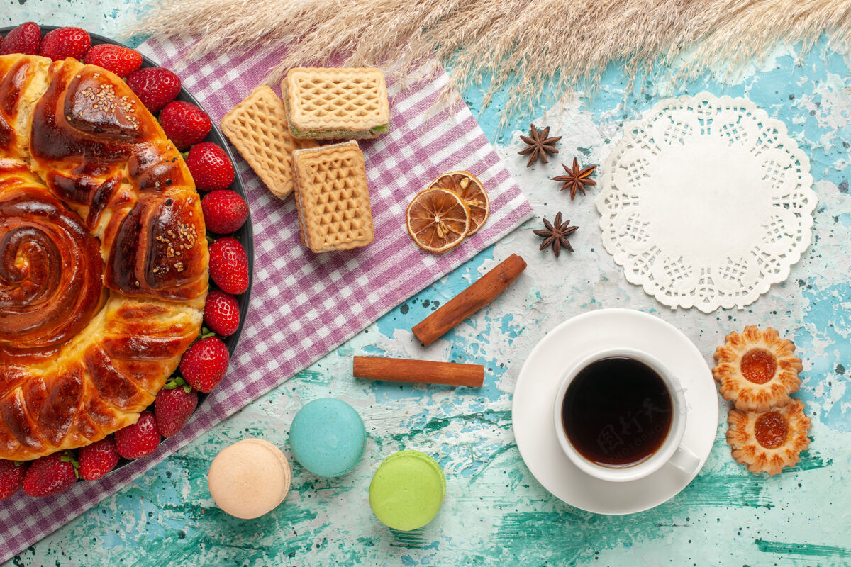 刷子俯瞰美味的派与草莓和华夫饼在淡蓝色的表面早餐甜食饼干